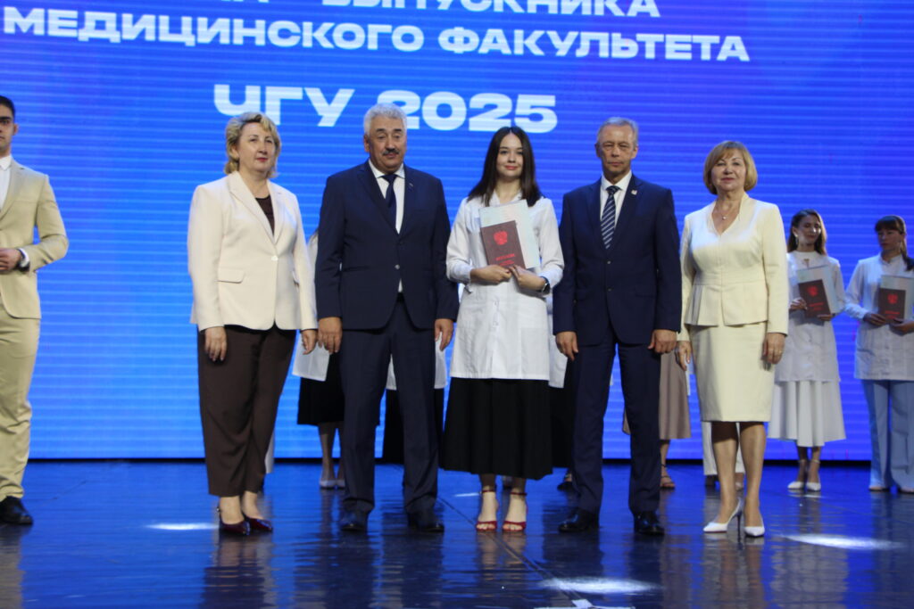 Торжественная церемония вручения диплома врача - выпускника медицинского факультета ЧГУ 2025 (Фоторепортаж)